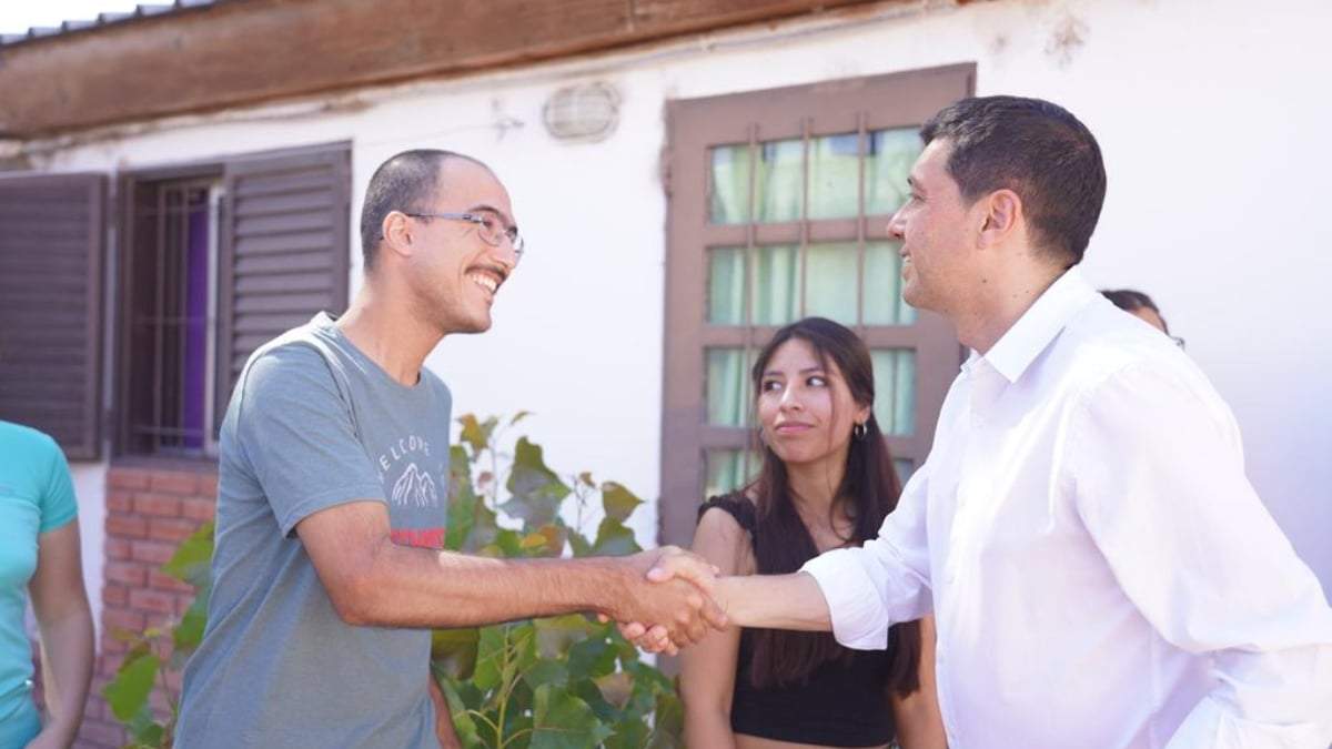 El vicegobernador visitó las residencias de la UNCo. Fuente: (Facebook)