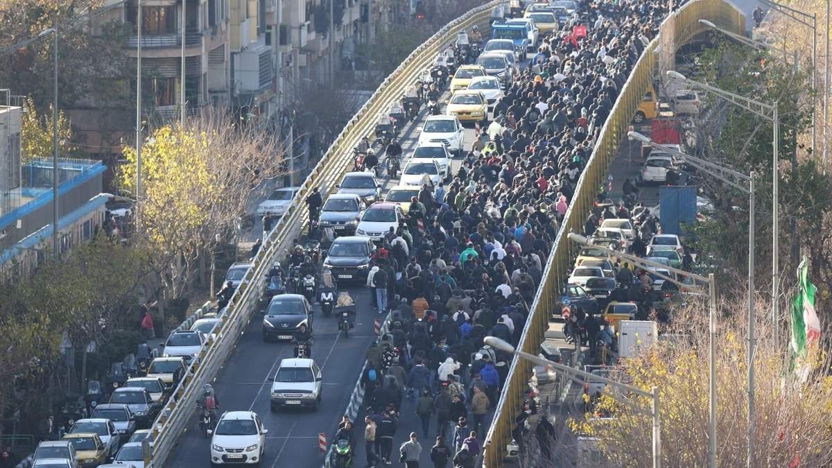 Director del Banco Central de Irán dimite tras estallido de protestas por caída de la moneda