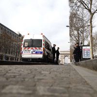Francia decreta toque de queda en París y otras ciudades por covid-19