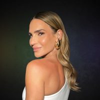 El color pastel que elige María Vázquez para sus outfits casuales es lo más trendy: mirá cómo combinarlo