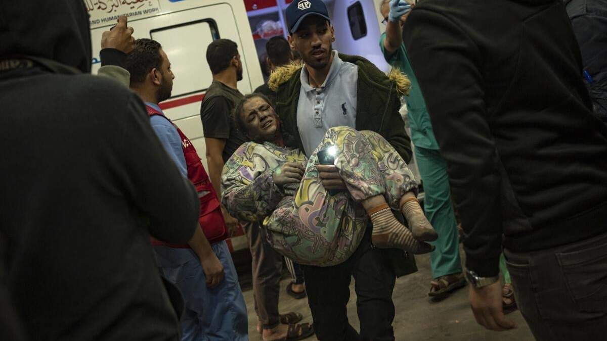 Un palestino herido en un bombardeo israelí en la Franja de Gaza es trasladado a un hospital en Jan Yunis