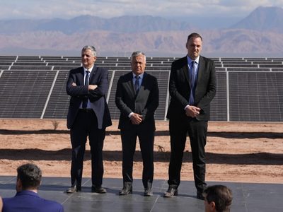Una encuesta muestra que el acto con Adorni impactó en la imagen de Cornejo