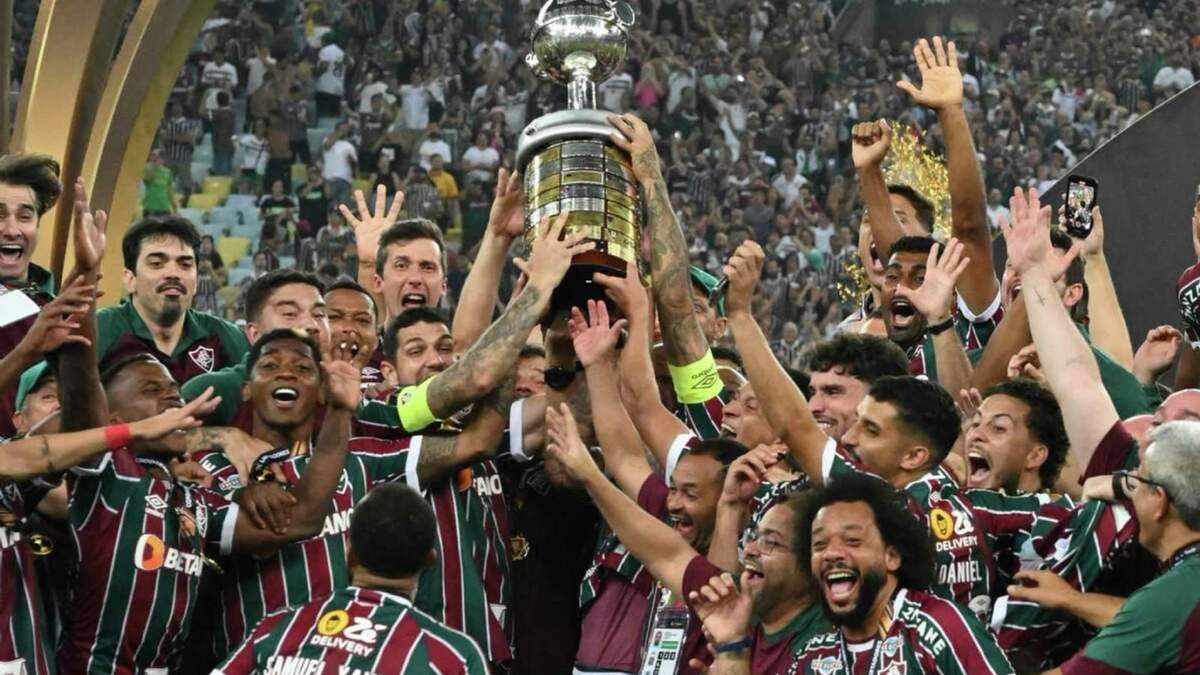 Los jugadores de Fluminense de Brasil alzan la Copa Libertadores tras derrotar a Boca Juniors de Argentina en la final disputada en el Maracaná
