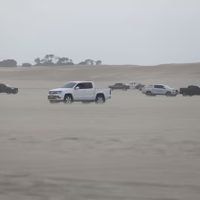 Turistas mendocinos volcaron en los médanos de Villa Gesell
