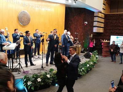 Ricardo Monreal “regaña” a diputados por baile con La Sonora Santanera (Video)