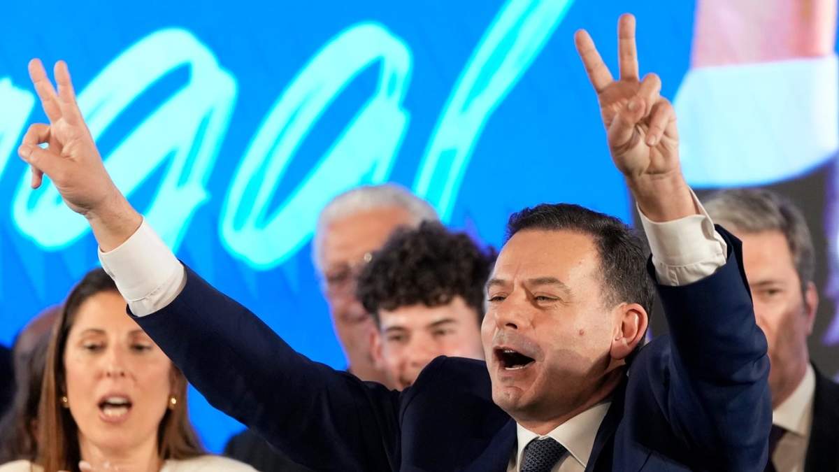 Luís Montenegro, líder de la Alianza Democrática de centroderecha, hace la señal de la victoria a sus simpatizantes
