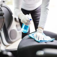 El truco infalible para limpiar el tapizado del auto y quitarle el mal olor