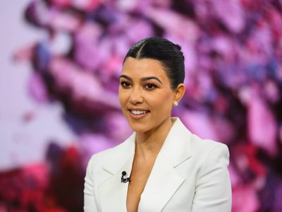 Solo con una manta: así apareció Kourtney Kardashian y le hizo frente al frío