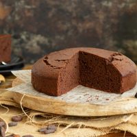 Bizcocho de chocolate exprés: sin azúcar, sin harina y con solo 3 ingredientes que seguro tenés en casa