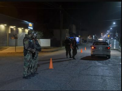 Chocó a un turista, lo agredió y luego casi atropella a un policía al escapar de un control