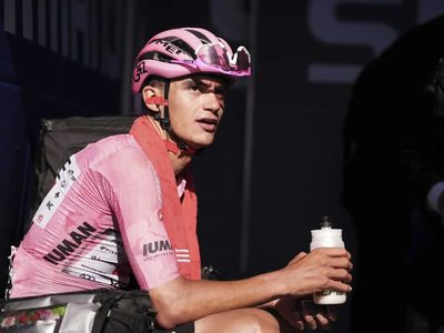 Isaac del Toro mantiene el liderato del Giro tras 16 etapas; la competición termina este domingo