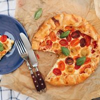 Tarta caprese: en pocos minutos y con un resultado tentador, hacé esta tarta caprese exprés que te salva la cena
