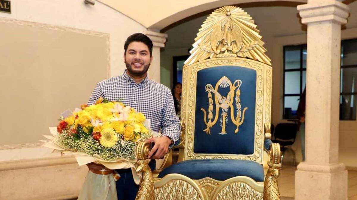 El alcalde presume la "silla presidencial"
