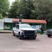 Hallan un cadáver semienterrado junto a la cancha de un Cetis en Michoacán