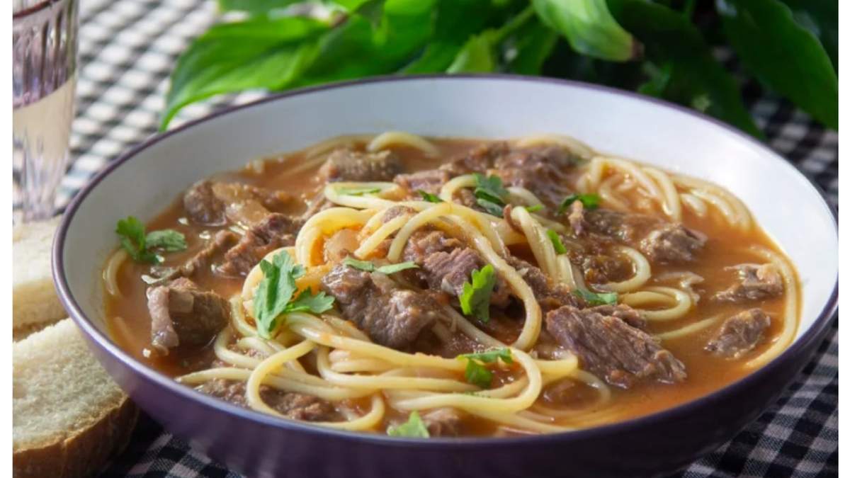 Sopa de carne con fideos. Fuente: (Instagram)