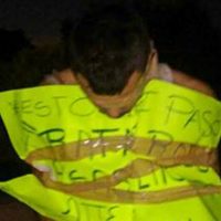 Vecinos capturan, desnudan y exhiben a presunto ladrón en Michoacán