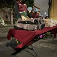 Por frío en la CDMX, Gobierno reparte cenas calientes y 200 mil cobijas