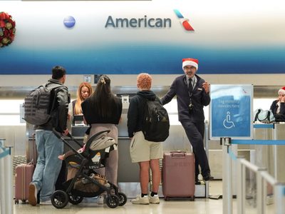 Operaciones de American Airlines se reanudan tras problema técnico que afectó vuelos en EU