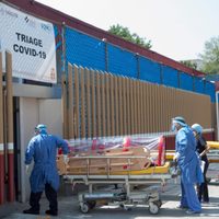 Curas dan absolución a pacientes y rezan con médicos en el hospital 'Dr. Eduardo Liceaga”