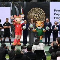 “Se lo voy a dar a una niña para que pueda soñar con futbol”: Sheinbaum regalará el boleto 001
