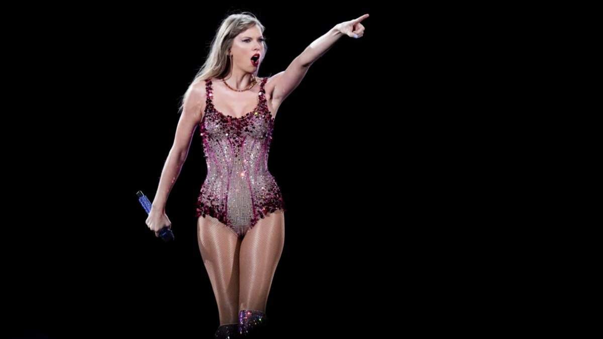 Taylor Swift actúa en el estadio Monumental durante un concierto de su gira Eras, en Buenos Aires, Argentina