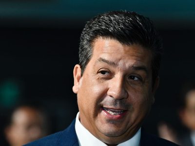 Acusa Cabeza de Vaca persecución política por nueva orden de aprehensión