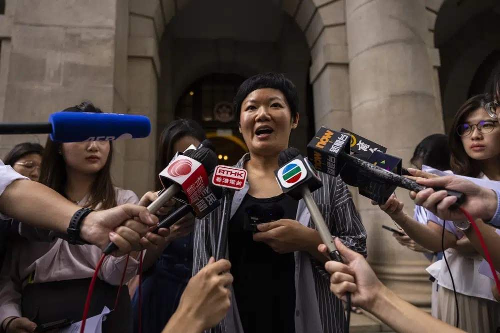 La periodista Bao Choy habla a medios de la prensa tras ganar una apelación en la máxima corte de Hong Kong, el lunes 5 de junio de 2023
