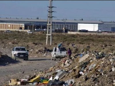 En 10 minutos, los vecinos de Valentina Sur volvieron a armar un basural que la municipalidad acababa de limpiar