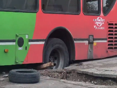 Atascado: un pozo se "tragó" la rueda de un colectivo