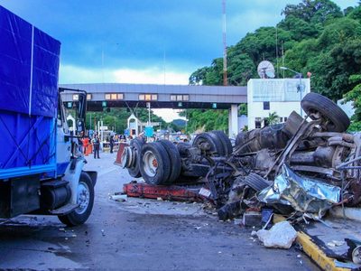 Tráiler sin frenos embiste a vehículos y se estrella contra caseta en la México-Acapulco; un muerto