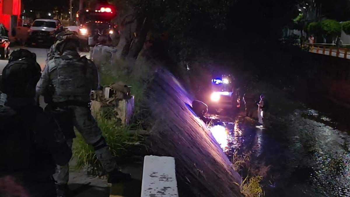 Agentes de la Guardia Nacional, policías y peritos en la escena del triple crimen en Chilpancingo, Guerrero