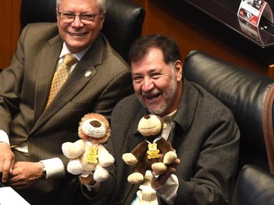 "Mis nahuales": Fernández Noroña lleva muñecos de un chango y un león a la sesión de la Permanente