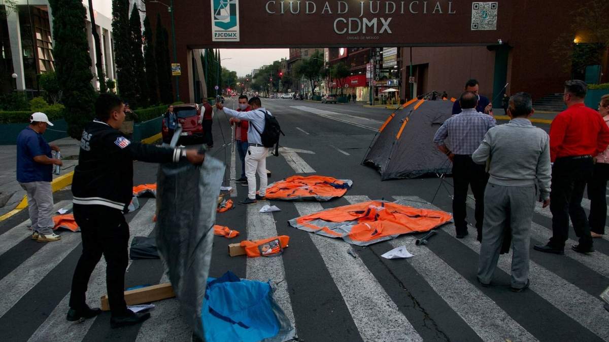 Trabajadores del PJCDMX mantienen bloqueo en avenida Niños Héroes