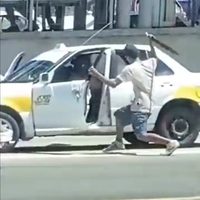 Un sujeto agrede con machete a un taxista en Acapulco (Video)