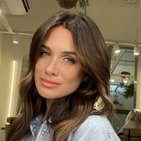 Rockero y preppy: Cami Homs logró un outfit que es furor gracias a las botas del momento