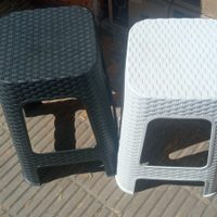 No tires tus viejas banquetas de plástico rotas: transformalas en una coqueta mesita para el living
