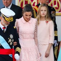 Es cuestión de horas: las hijas del Rey Felipe y la Reina Letizia ruegan de rodillas