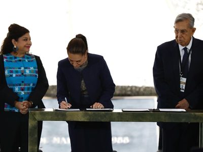 Sheinbaum firma las leyes secundarias “para recuperar Pemex y CFE”