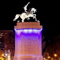 Luces magenta en espacios de la ciudad para conmemorar el Día Mundial contra la Trata de Personas