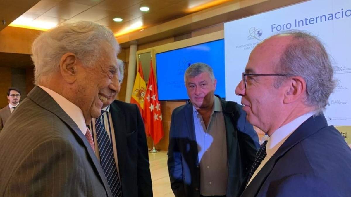 Mario Vargas Llosa y Felipe Calderón