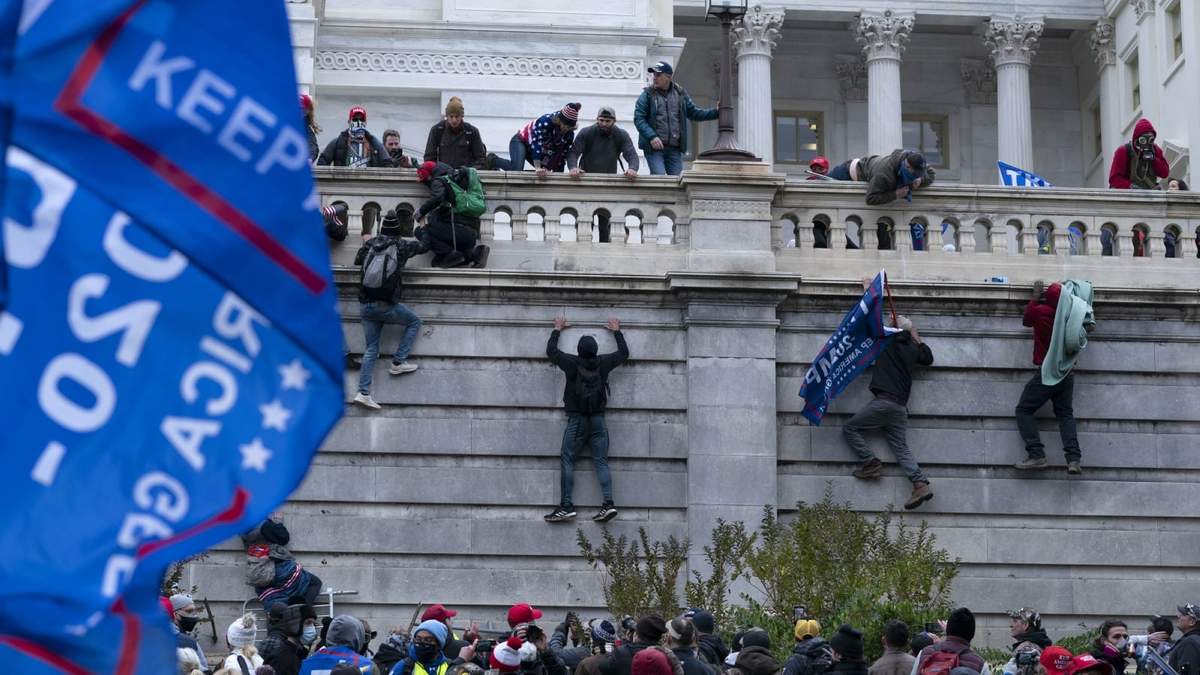 Partidarios de Donald Trump escalan el muro oeste del Capitolio de Estados Unidos
