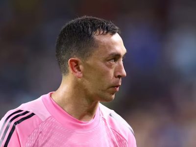 No le gustó nada: Marchesín se enojó con un hincha de Boca en su llegada a Ezeiza