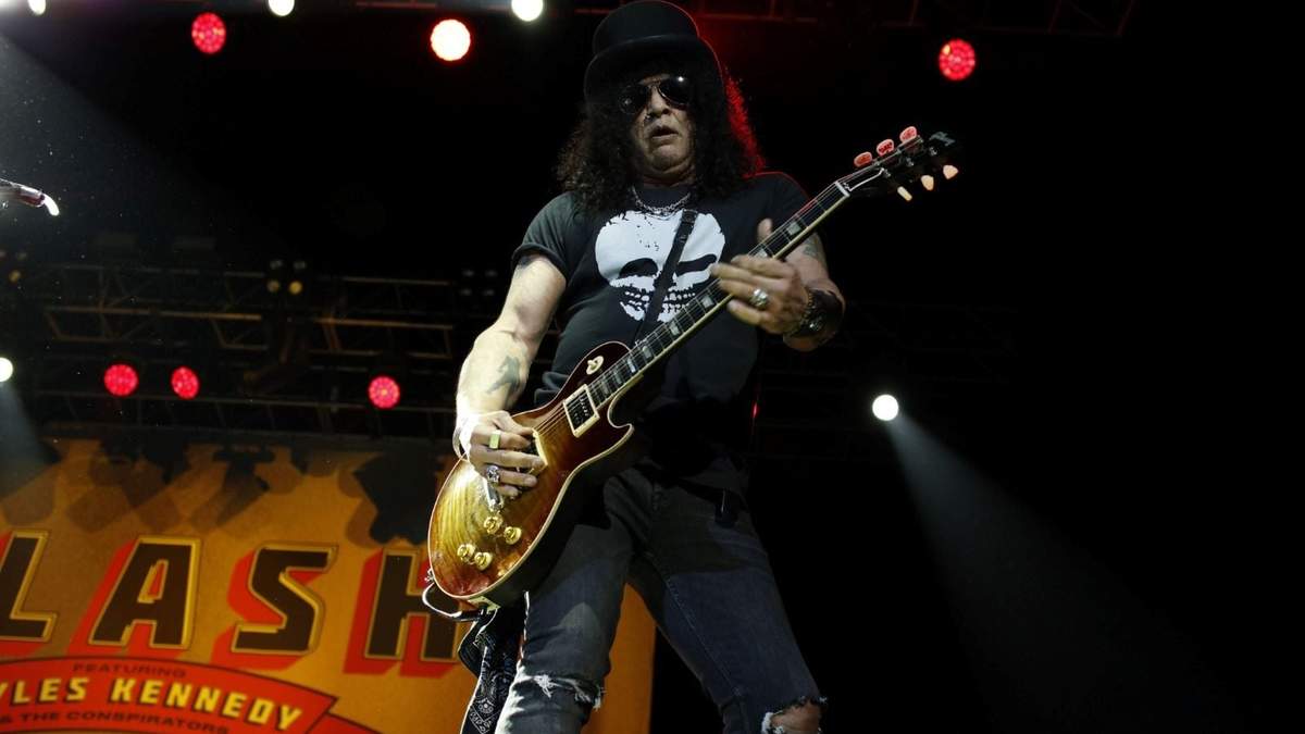 Slash en concierto en el Pepsi Center del WTC, el 23 de enero de 2024