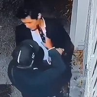 En 30 segundos, dos sujetos asaltan a pareja afuera de una casa de la colonia Roma (Video)