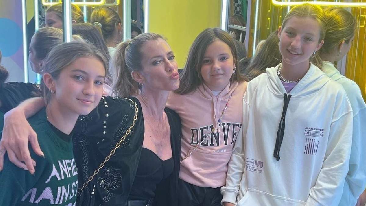 Nicole Neumann junto a sus tres hijas. Fuente: (Instagram)