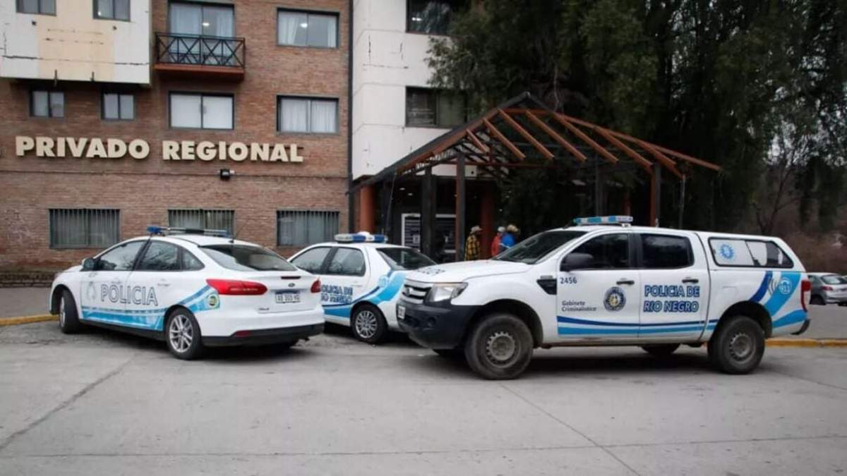 Móviles de la Policía de Río Negro en el ingreso al Hospital Privado Regional. Fuente: (Twitter)