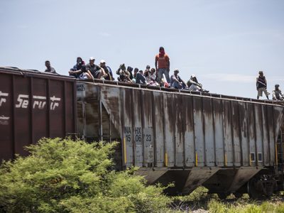 Mueren arrollados dos migrantes que intentaron subir a un tren en movimiento en Coahuila