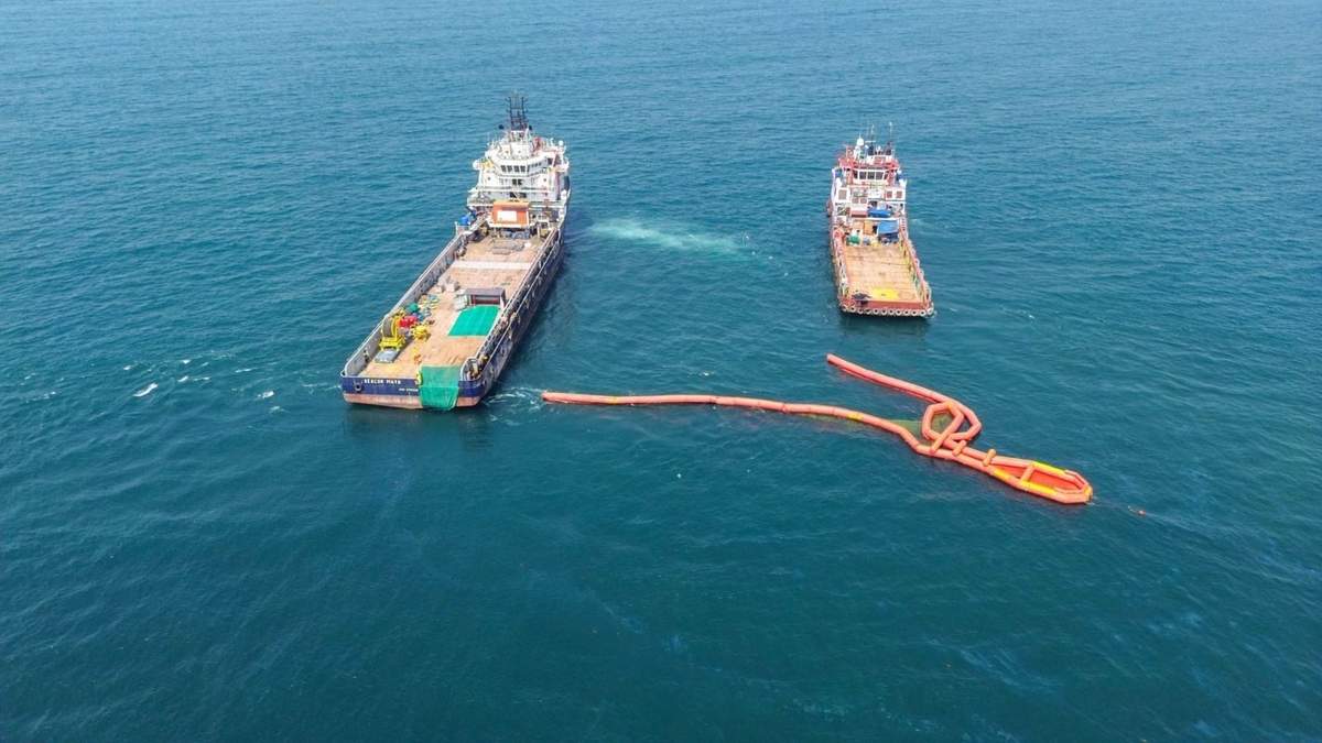 Al menos cinco barcazas equipadas con barreras de contención trabajan desde el martes 6 en la recolección del aceite derramado, que se extiende por unos 16 kilómetros de la zona costera de Paraíso