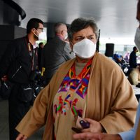 Vuelca camioneta en la que viajaba Beatriz Paredes