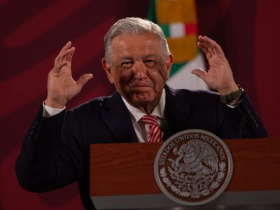 AMLO compara “fichaje” de Twitter a medios rusos con las “listas” de Claudio X; eso es fascismo